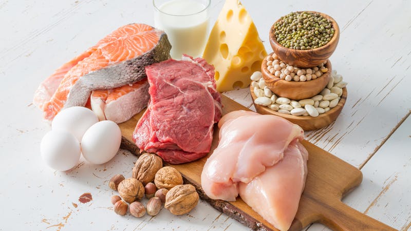 Sélection de sources de protéines en fond de cuisine