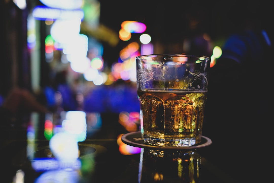 dĂ©couvrez des conseils et des stratĂ©gies efficaces pour l'arrĂȘt de l'alcool. apprenez comment arrĂȘter de boire, surmonter les dĂ©pendances et adopter un mode de vie plus sain. soutien et ressources pour rĂ©ussir votre sevrage alcoolique.