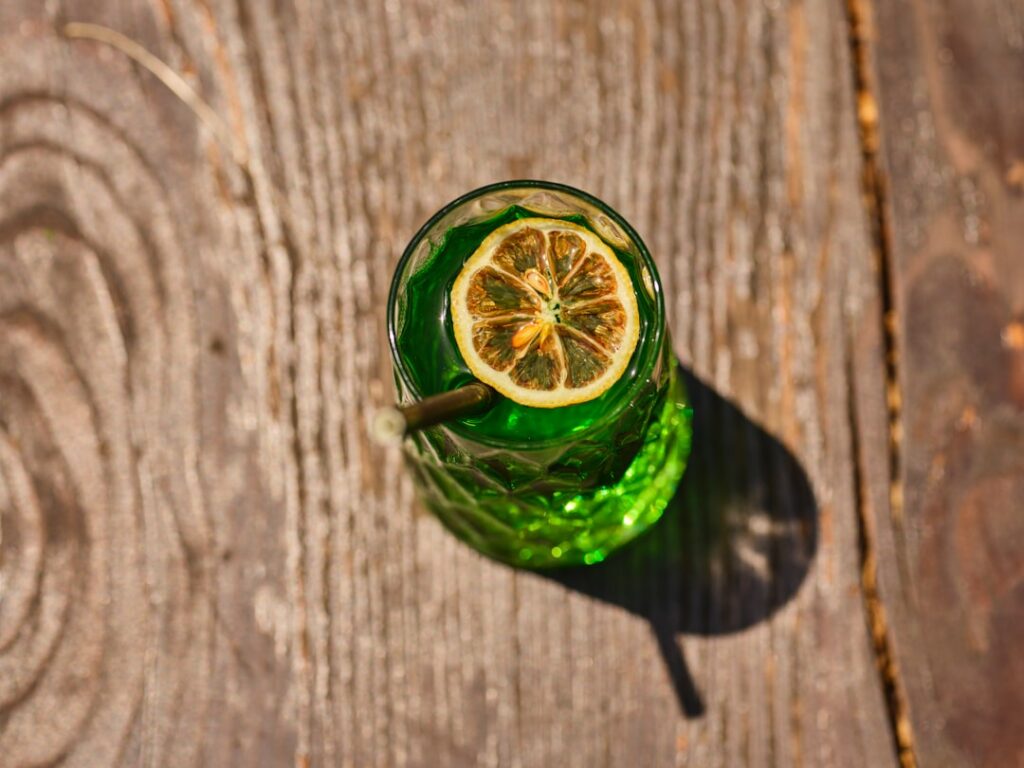 découvrez comment adapter votre alimentation lors de la consommation d'alcool pour maintenir un mode de vie équilibré et sain.