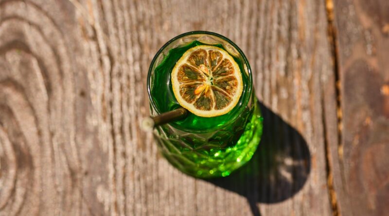 découvrez comment adapter votre alimentation lors de la consommation d'alcool pour maintenir un mode de vie équilibré et sain.