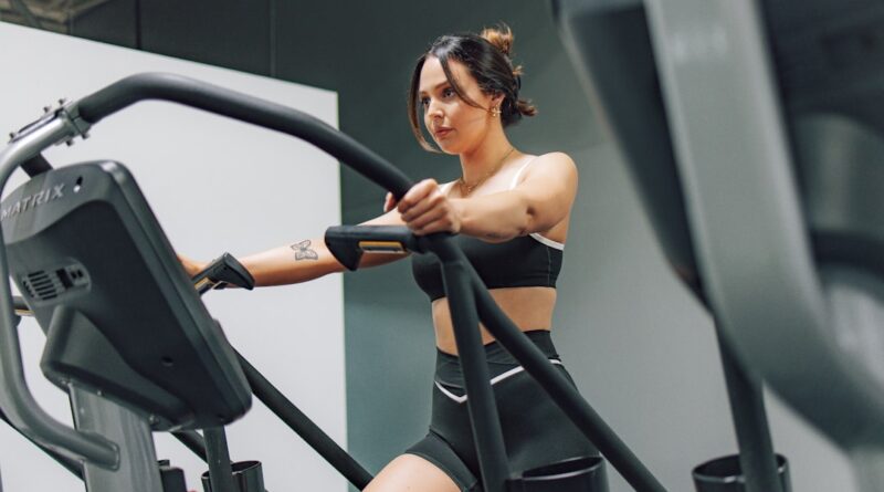 découvrez l'elliptique, un appareil de fitness idéal pour améliorer votre condition physique, brûler des calories et renforcer l'ensemble du corps tout en ménageant vos articulations. conseils, bienfaits et comparatifs pour bien choisir votre vélo elliptique.