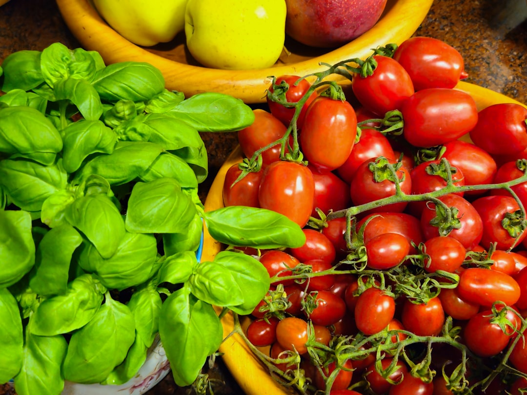 découvrez les bienfaits de la diète méditerranéenne, un régime équilibré riche en fruits, légumes, huile d'olive et poissons pour une santé optimale.