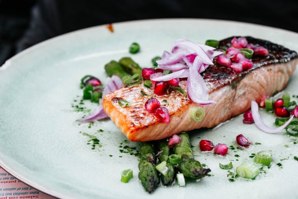 découvrez les bienfaits du régime méditerranéen, riche en fruits, légumes, huile d'olive et poissons, pour une alimentation saine et équilibrée favorisant la longévité et le bien-être.