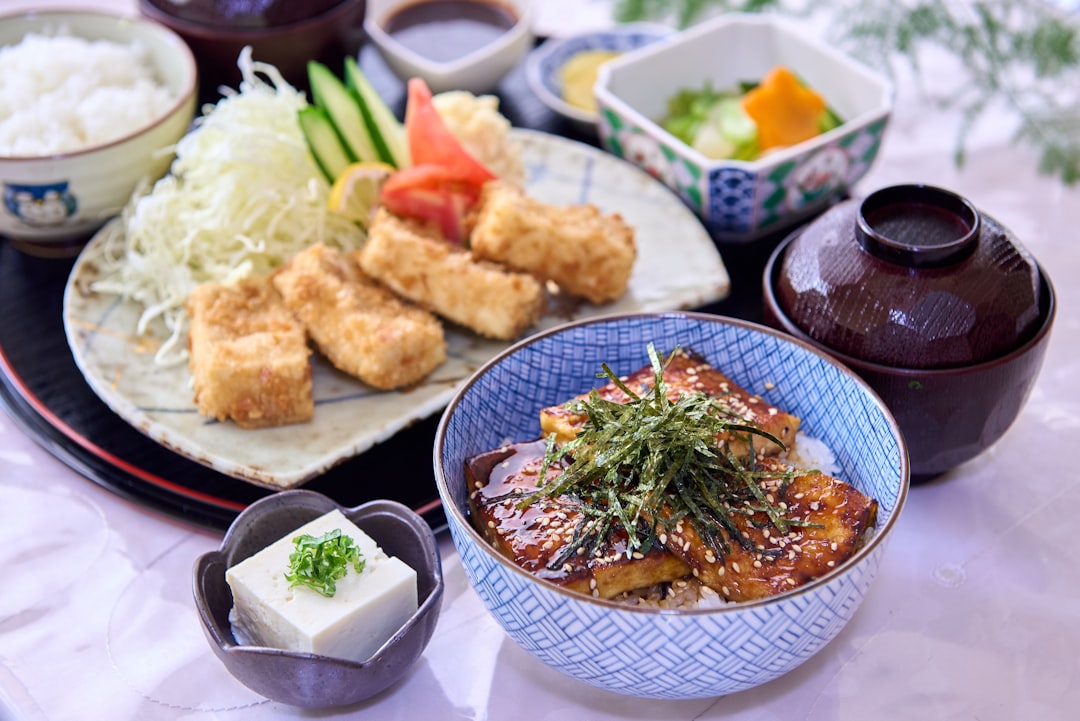découvrez les secrets de la diÚte d'okinawa, reconnue pour ses bienfaits sur la longévité et la santé, basée sur une alimentation équilibrée riche en légumes, poissons et aliments naturels.