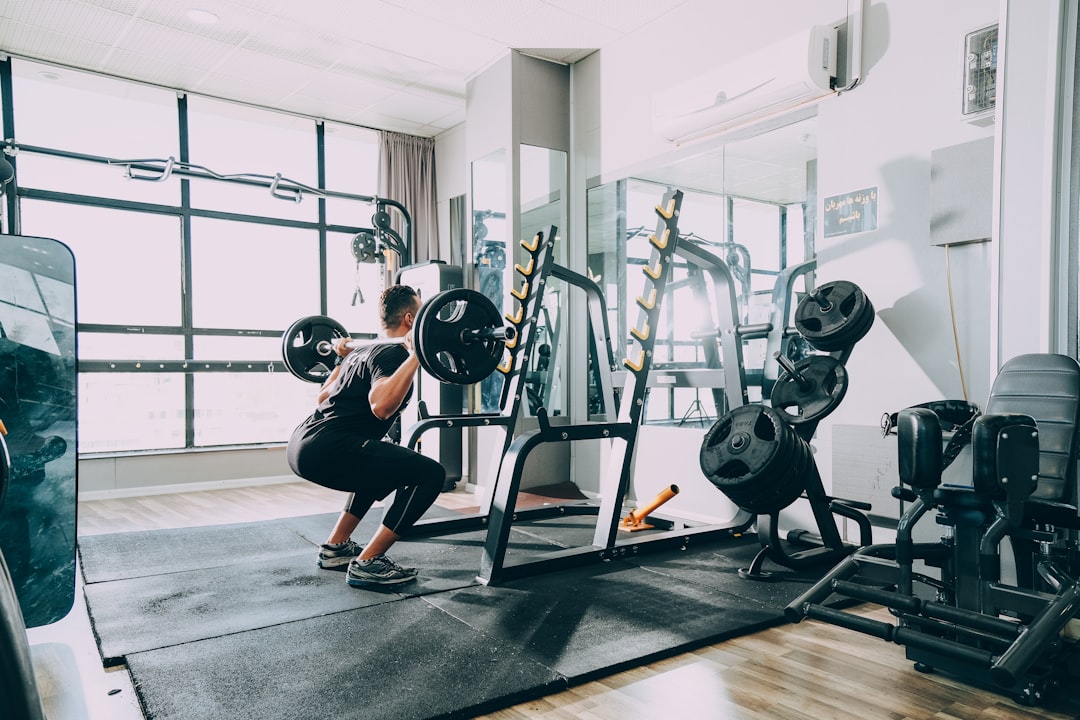 découvrez les bienfaits du strength training (entraßnement en force) : conseils, exercices, bienfaits sur la santé et programmes adaptés à tous les niveaux pour gagner en puissance, tonus musculaire et confiance en soi.