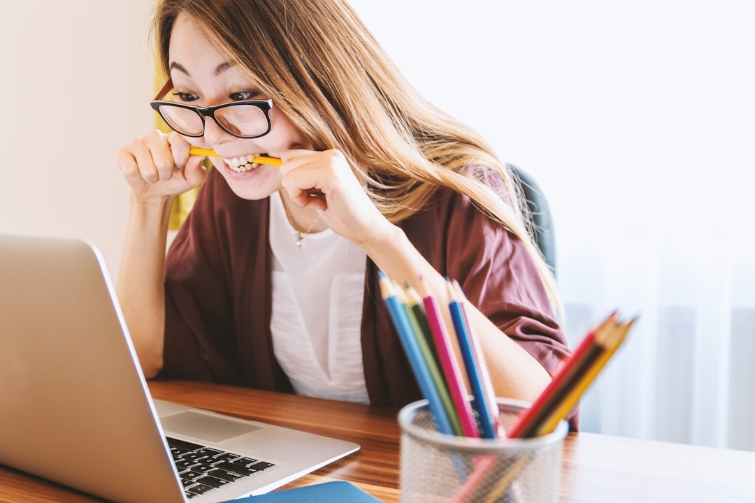 dĂ©couvrez les causes, symptĂŽmes et solutions efficaces pour mieux gĂ©rer le stress au quotidien. apprenez Ă rĂ©duire votre anxiĂ©tĂ© et Ă retrouver votre bien-ĂȘtre.