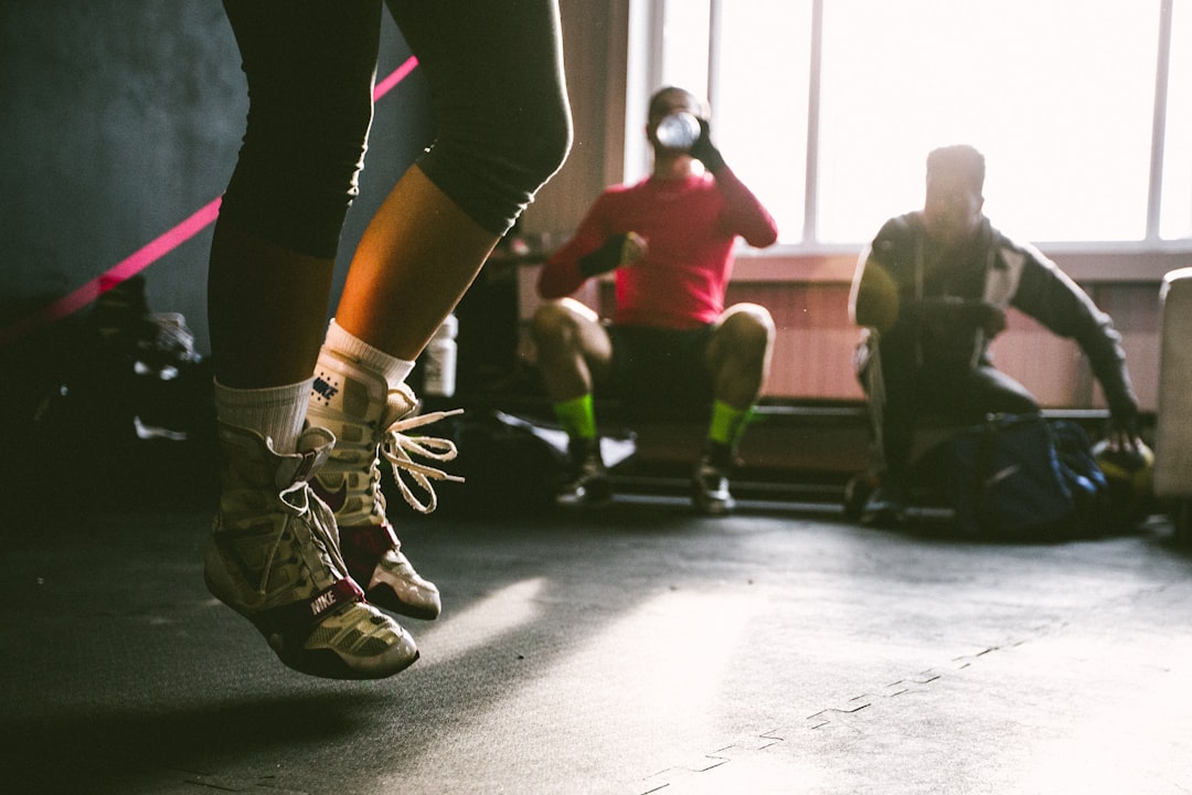 dĂ©couvrez la zumba, une activitĂ© de fitness ludique mĂȘlant danse et exercices cardio sur des musiques rythmĂ©es. amĂ©liorez votre forme physique tout en vous amusant, que vous soyez dĂ©butant ou confirmĂ©. rejoignez un cours prĂšs de chez vous !